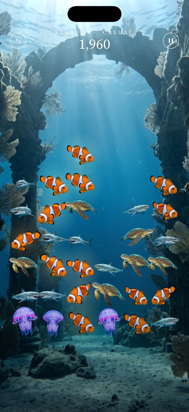 海の中に生き物が並んだ盤面。上に得点が出ていて、次に消せる群れがうっすら光っている